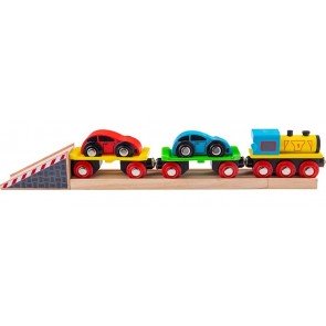 Vilciena lokomotīve ar 2 vagoniem, 2 automašīnām un iekrāvēju koka