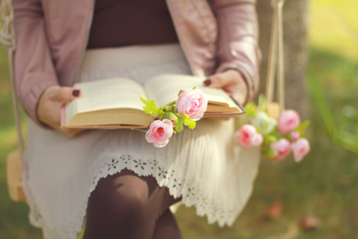 8 brīnišķīgas VIETAS, kur lasīt grāmatu pavasarī